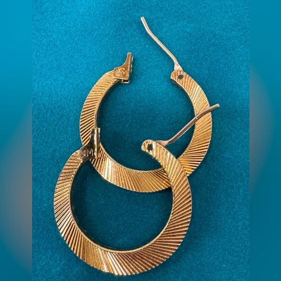 MONET Gold-tone Small-Medium Hoop Earrings pierced w/sunburst texture - Picture 3 of 6